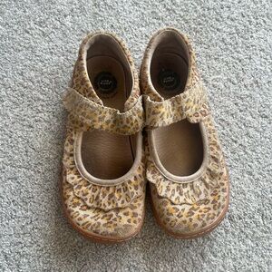 Livie & Luca Girls Size 2 Leopard Shimmer Leather Girls Ruche Mary Jane Flats 2Y